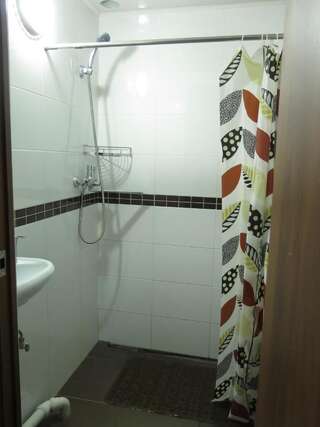 Хостелы Хостел Клуб Стрелец Бишкек Семейный номер с общей ванной комнатой-3